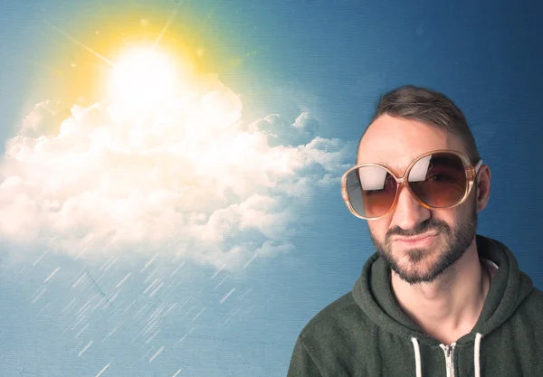Ung person tittar med solglasögon på moln och sol — Stockfoto