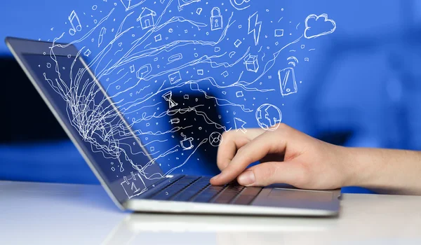 Man die op laptop laptopcomputer met doodle pictogram wolk sym te drukken — Stockfoto