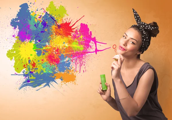 Graziosa ragazza soffiando colorato splash graffiti — Foto Stock