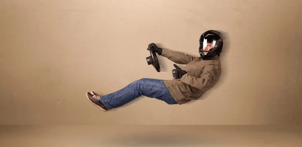 Šťastný legrační muž řízení létající auto koncept — Stock fotografie