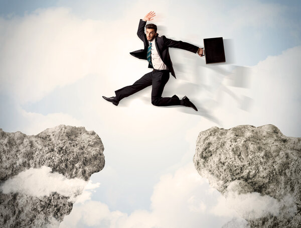 Счастливый бизнесмен прыгает с обрыва 