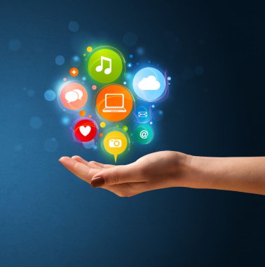 bir kadının elinde Multimedya simgeler
