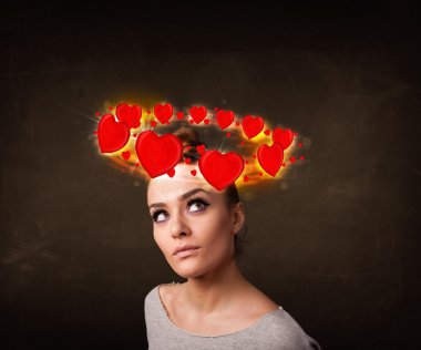 Kafasında kalp çizimleri olan genç bir kız.