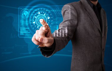 İşadamı modern düğmelere basıyor.