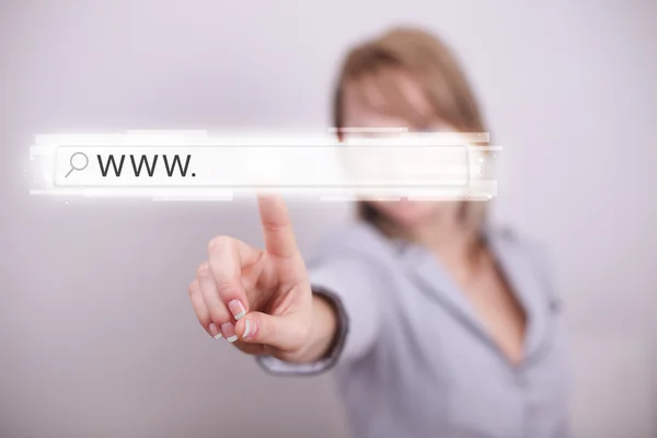 Junge Frau berührt Web-Browser-Adressleiste mit www sig — Stockbild Junge Geschäftsfrau berührt Web-Browser-Adressleiste mit www si — Stockfoto