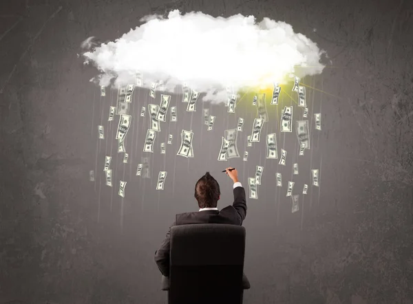 Επιχειρηματίας με κοστούμι κοιτάζοντας σύννεφο με πεσμένα χρήματα — Φωτογραφία Αρχείου