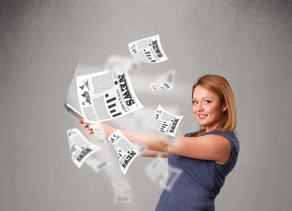 Lässige junge Frau hält Notizbuch in der Hand und liest die brisante neue — Stockfoto