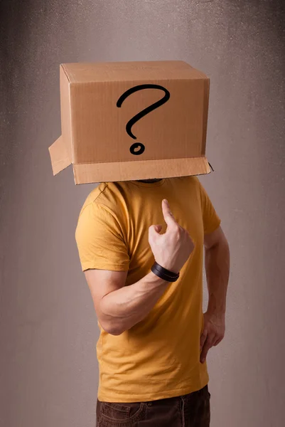 Молодий чоловік жестикулює з картонною коробкою на голові з анкетою — стокове фото