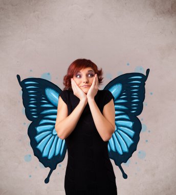 Arkasında kelebek mavisi çizimi olan genç bir kız.