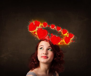 Kafasında kalp çizimleri olan genç bir kız.