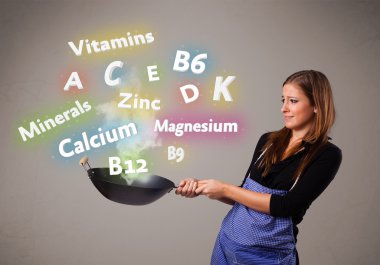 Genç bir kadın vitamin ve mineral pişiriyor.