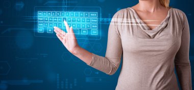 Sanal klavye tipine basan kız