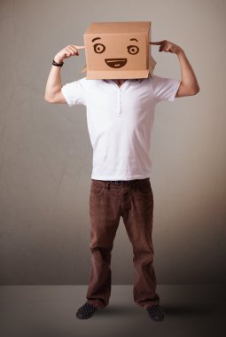 genç adam smiley ile kafasına bir karton kutu ile el hareketi