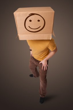 genç adam smiley ile kafasına bir karton kutu ile el hareketi
