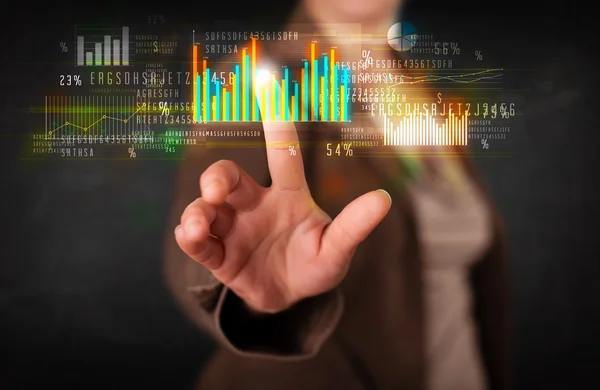 Mladá obchodní žena dotýkající se barevné grafy a diagramy — Stock fotografie