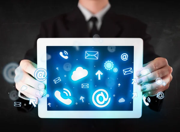 Persona sosteniendo una tableta con iconos y símbolos de tecnología azul — Foto de Stock