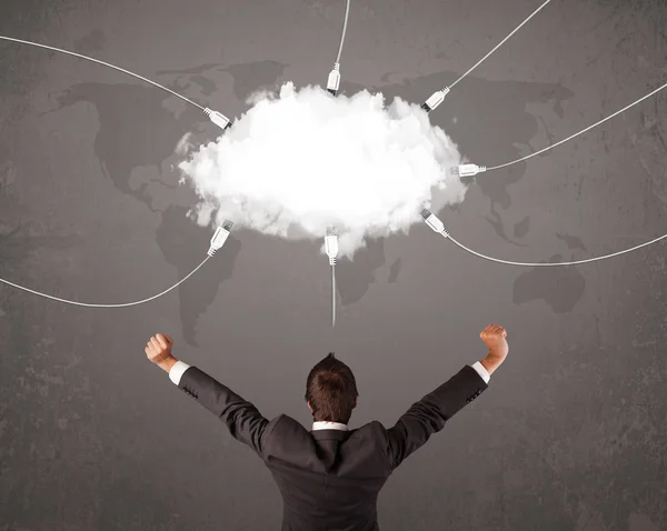 Jongeman op zoek naar cloud transfer wereld service — Stockfoto