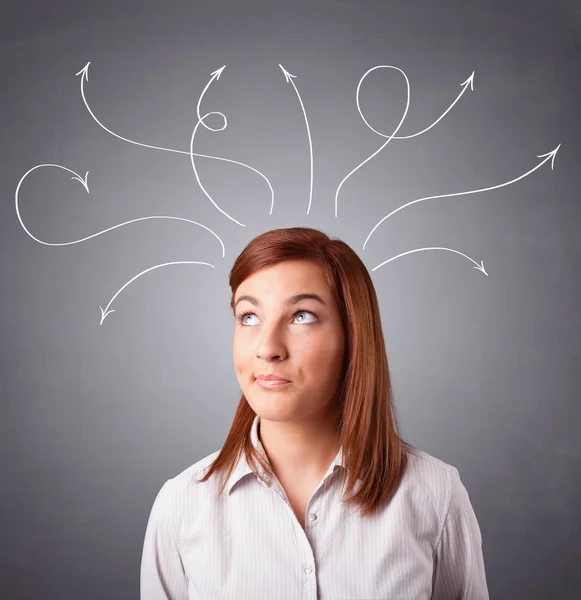 Chica joven pensando con flechas sobre la cabeza — Foto de Stock