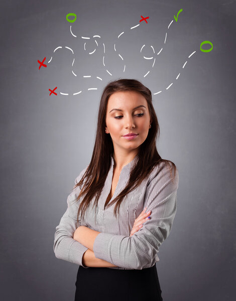 Молодая женщина думает с абстрактными метками над головой