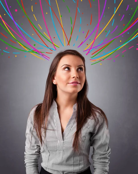 Chica joven pensando con líneas abstractas de colores sobre la cabeza — Foto de Stock