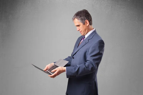 Schöner Geschäftsmann mit modernem Laptop — Stockfoto