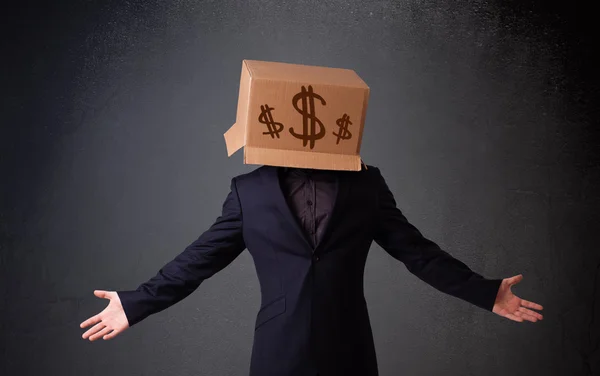 Jonge man met een kartonnen doos op zijn hoofd met dollar gebaren — Stockfoto