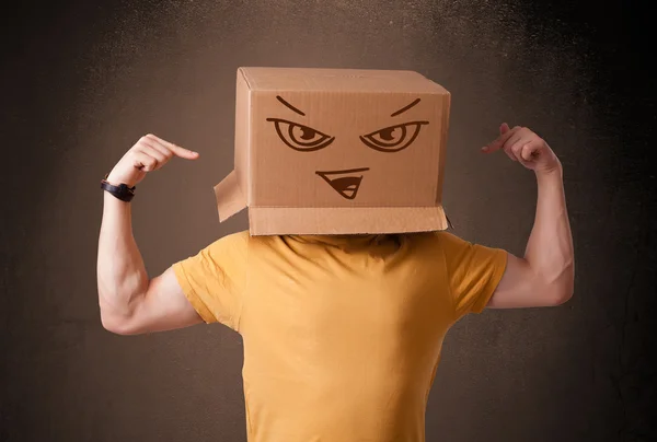 Genç adam kötü f ile kafasına bir karton kutu ile el hareketi — Stok fotoğraf