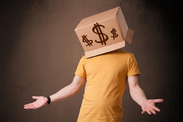 Jovem gesticulando com uma caixa de papelão na cabeça com dólar — Fotografia de Stock