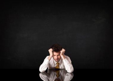 Masada oturan bir iş adamı.