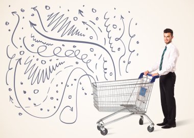 Alışveriş arabalı bir iş adamı.