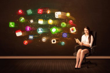 Ofis koltuğu tablet ile ve renkli içinde oturan iş kadın 