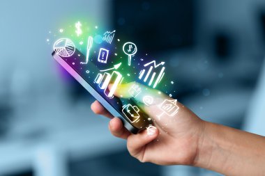 Finans ve pazar simgelerine ve sembollerine sahip akıllı telefon