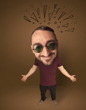 Sosyal ünlem işaretli koca kafalı insan.