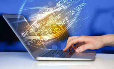 Modern defter üzerinde gelen sayı teknoloji veri ile yazarak adam