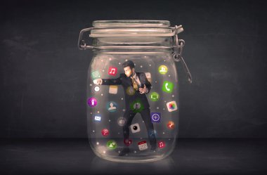 Renkli app simgeleri con bir cam kavanoza yakalanan işadamı