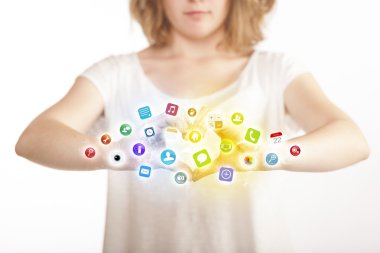 Eller mobil uygulama simgeleri ile bir form oluşturuluyor