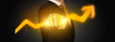 Işıl ışıl, dik bir ok tutan iş adamı