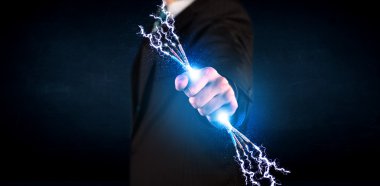 Elektrik kablolarını tutan iş adamı