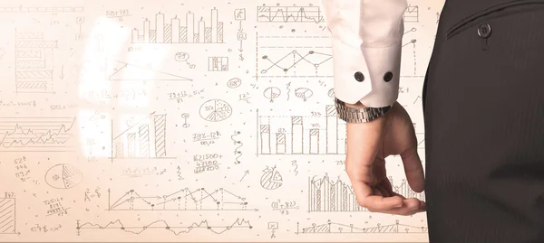 Biznesmen z diagramami i wykresami — Zdjęcie stockowe