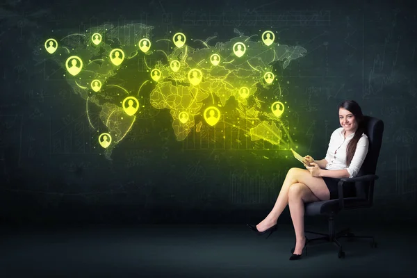 Businesswoman en oficina con tableta y red social mapa del mundo —  Fotos de Stock