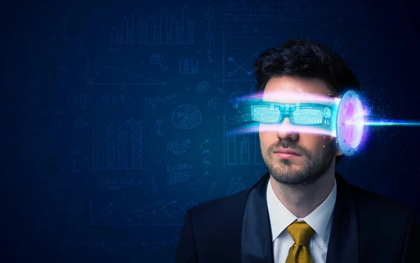 Hombre del futuro con gafas de teléfono inteligente de alta tecnología — Foto de Stock