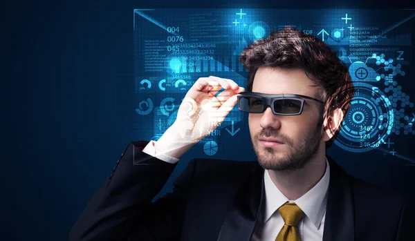 Fiatalember keres futurisztikus okos high-tech szemüveg — Stock Fotó