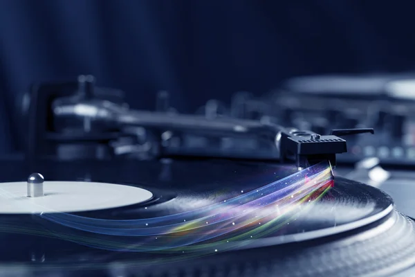 Musikspieler spielt Vinylmusik mit farbenfrohen abstrakten Linien — Stockfoto