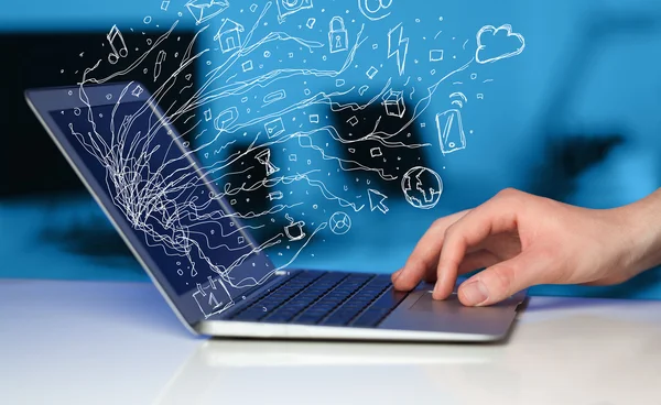 Muž stisknutí notebook přenosný počítač s doodle ikona mraku sym — Stock fotografie