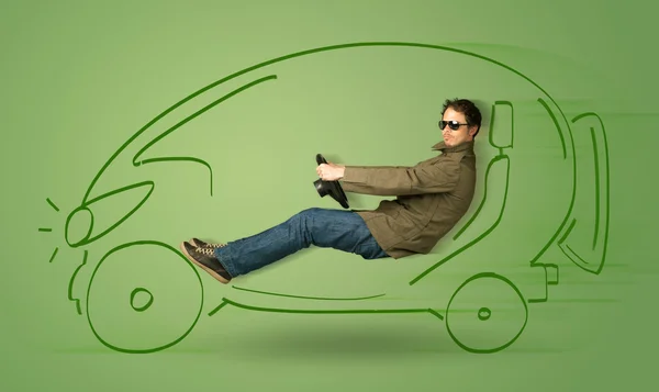 Ο άνθρωπος οδηγεί ένα οικολογικό friendy ηλεκτρικό αυτοκίνητο ζωγραφισμένο στο χέρι — Φωτογραφία Αρχείου