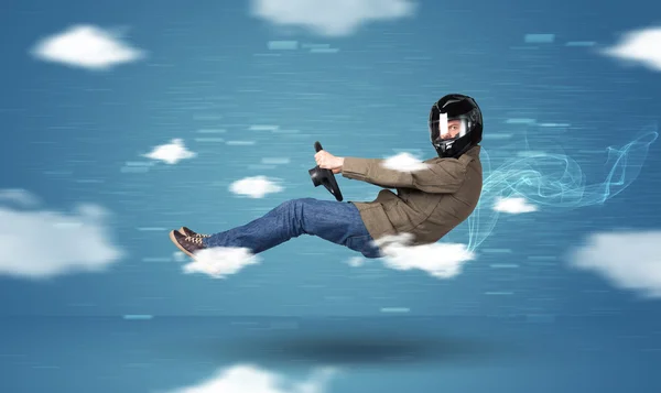 구름 개념 사이 운전 하는 재미 racedriver 젊은 남자 — 스톡 사진