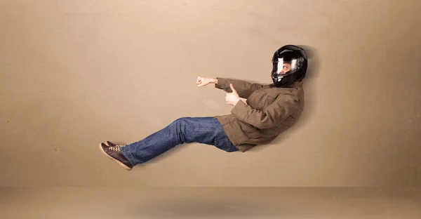 Feliz hombre divertido conduciendo un concepto de coche volador — Foto de Stock