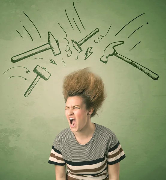 Mujer cansada con estilo de pelo y dolor de cabeza martillo símbolos — Foto de Stock