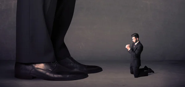 Obrovské nohy s malým podnikatelem stojící v přední koncepci — Stock fotografie