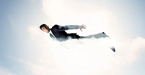 Hombre de negocios volando como un superhéroe en las nubes en el cielo — Foto de Stock